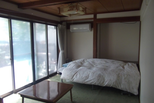 1名様の和室にベッドのお部屋です。